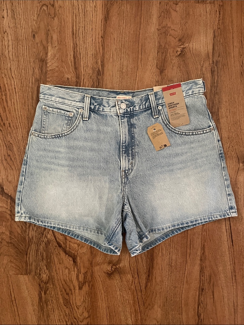 NWT Levi’s Cinch Mid-Thigh Shorts